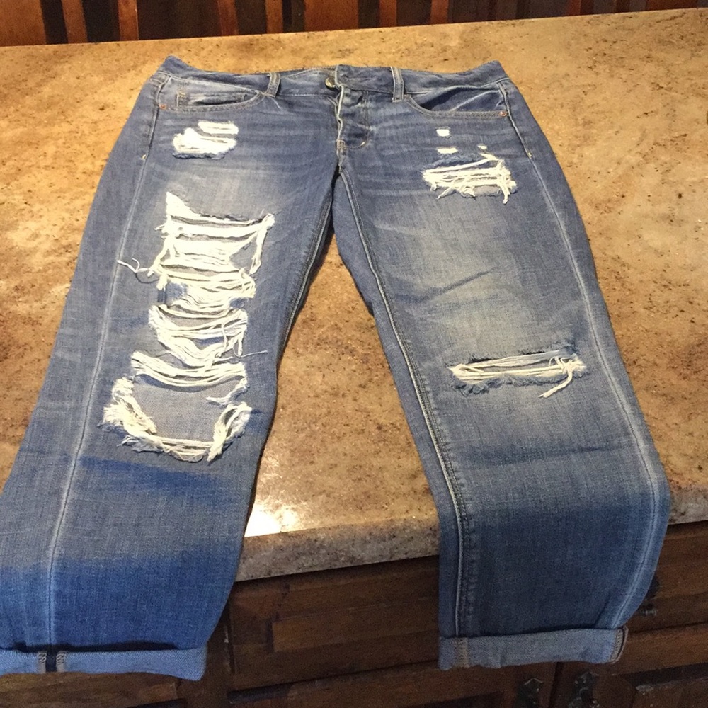 Women's American eagle distressed tomgirl jeans
